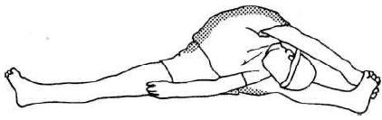 2. Одну руку поднимите над головой и наклонитесь телом к противоположной ноге, ухватившись за ступню. Вторую руку вытяните вдоль тела прямо перед собой. Пробудьте в таком положении около 15-20 секунд, затем расслабьтесь и вернитесь в исходное положение.