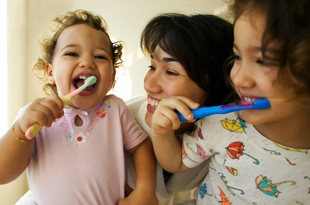 чистим зубы ребенку
